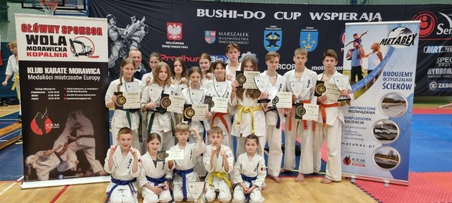 Zawodnicy Klubu Karate Morawica i Piekoszów wzięli udział w turnieju karate, który odbył się w Starachowicach