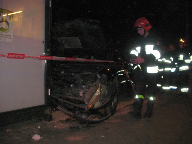 Wypadek w Grudziądzu. Samochód uderzył w wiatę przystanku autobusowego