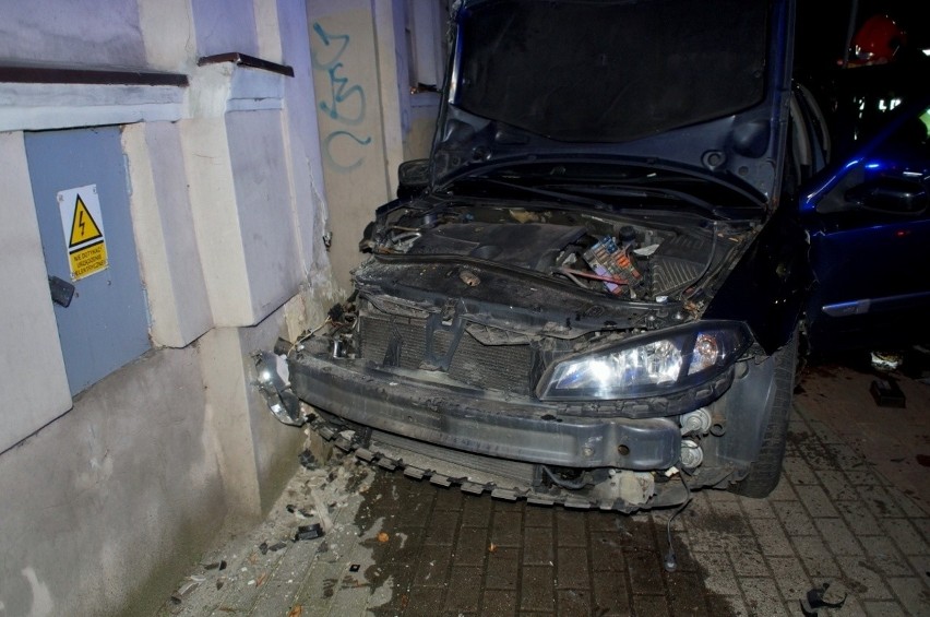 Wypadek na ul. Nad Śluzami. Kierowca wjechał w budynek