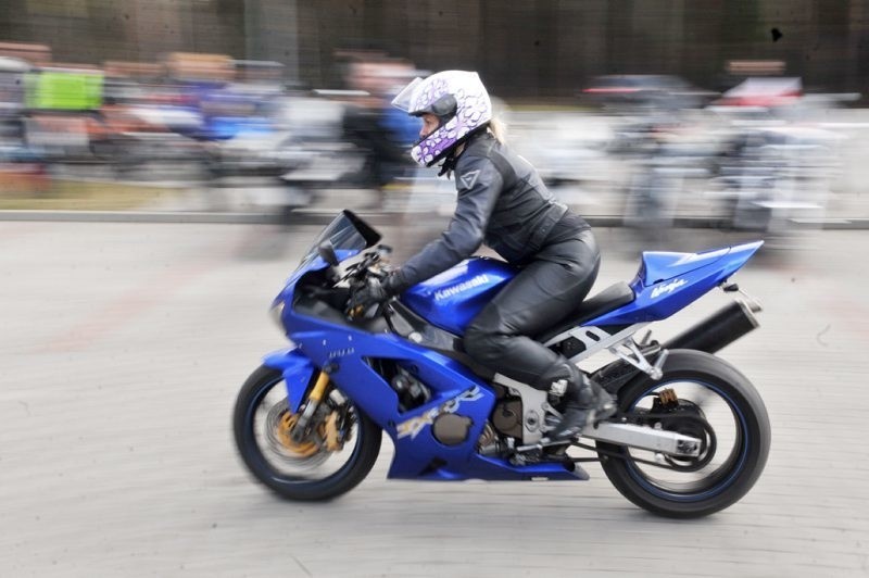 Kobiet, które wsiadają na motocykl, jest coraz więcej.