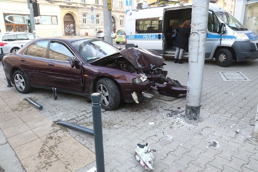 Pijany kierowca mazdy uderzył w ciężarówkę, dwa samochody osobowe i latarnię. Później zaczął uciekać