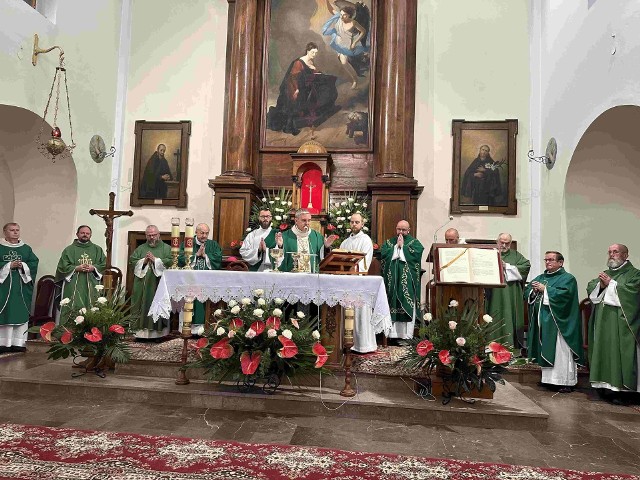 Uroczystej Mszy świętej przewodniczył biskup sandomierski Krzysztof Nitkiewicz
