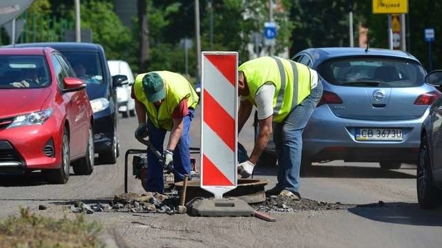 Ze skrzyżowania Nakielskiej i Bronikowskiego zniknął już asfalt. Będzie nowy, a na nim trwalsze oznakowanie poziome. Na razie za to są korki, które denerwują kierowców
