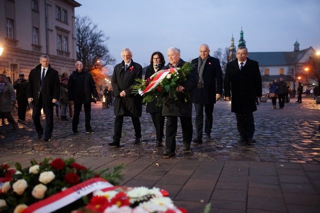 Prezes Jarosław Kaczyński w towarzystwie innych polityków PiS złożył wieńce pod Krzyżem Katyńskim