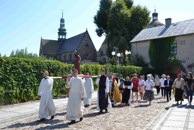 Procesja z klasztoru na Górę Świętego Rocha w Wąchocku, z figurą świętego