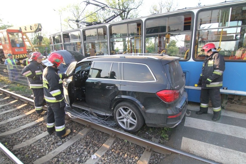 Wypadek przy ul. Kosmonautów. Mercedes zderzył się z...