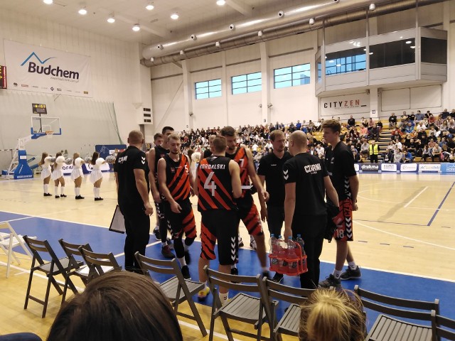 STK Czarni Słupsk pokonują po nerwowej końcówce Biofarm Basket Poznań 90-91 (33-44).Punkty:STK Czarni: Kordalski 16, Małgorzaciak 14 (2), Fraś 13, Jakubiak 12, Długosz 12, Dutkiewicz 10 (2), Pełka 7, Janiak 5, Wyszkowski 2.