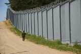 Trzech cudzoziemców próbowało nielegalnie przekroczyć granicę z Białorusią. Zatrzymano także kuriera