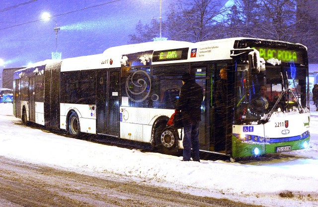 Autobusy i tramwaje jeżdżą planowo.