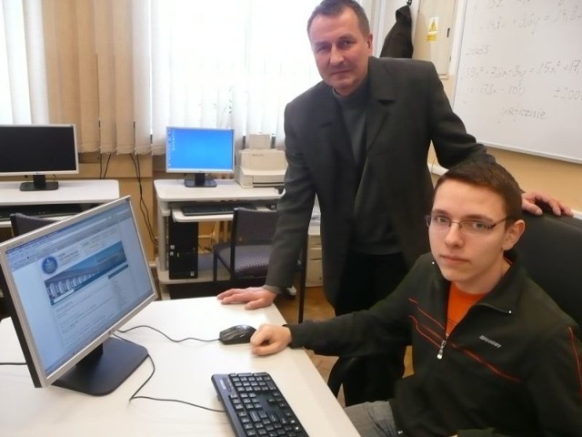 Andrzej Wnuk, nauczyciel informatyki w stalowowolskim liceum i Jacek Jędrzejewskim administrator strony, spotykają się, żeby omówić nowe pomysły, które warto zastosować na szkolnej witrynie.