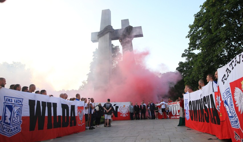 Wielkie racowisko w Poznaniu. Kibice Lecha uczcili bohaterów...