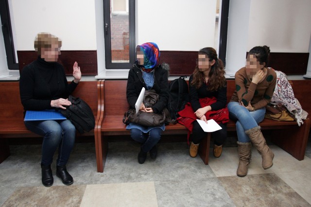 Studentki z Turcji czekają na przesłuchanie. Towarzyszy im tłumaczka. Sąd przesłuchiwał pokrzywdzonych dlatego, że zanim rozpocznie się proces, studenci opuszczą Polskę i może być problem z przeprowadzeniem wideokonferencji.
