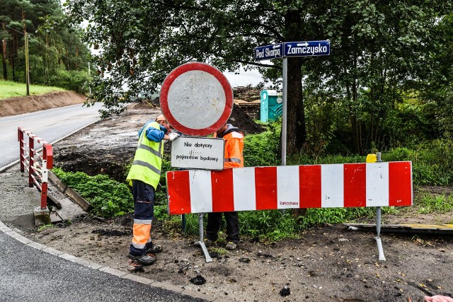 Przypominamy, że w środę (11 lipca) rozpocznie się remont ul. Zamczysko na odcinku Armii Krajowej- Pod Skarpą. Ulica zyska nową nawierzchnię, dobudowane zostanie też pobocze. To kontynuacja inwestycji z ubiegłego roku kiedy przebudowany został odcinek w rejonie skrzyżowania z ul. Pod Skarpą. Remont Zamczyska potrwa 40 dni! Prace wraz z remontem ul. Żmudzkiej pochłoną 5 mln zł.Zobacz więcej informacji >>>Wielki pożar w Bydgoszczy (9 lipca):