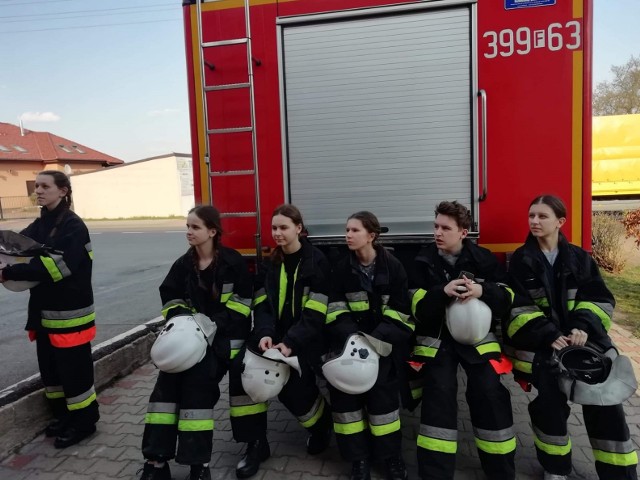 - Na zdjęciu tego nie widać, ale stroje, które młodzież otrzymała w spadku po strażakach, są za duże i zniszczone - mówi K. Nowak