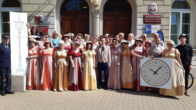 By wypromować zbiórkę pieniędzy na latarnię i zegar zaprojektowane ok. 160 lat temu zespół KPCEN nagrał film i zorganizował sesję zdjęciową w strojach stylizowanych na XIX-wieczne, które pozyskano dzięki Maciejowi Figasowi, dyrektorowi Opery Nova w Bydgoszczy.