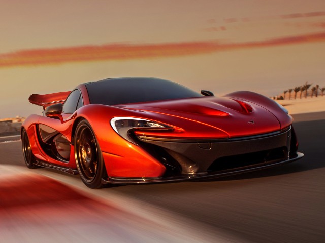 Za napęd modelu P1 odpowiada silnik V8 o pojemności 3,8 litra oraz motor elektryczny. Dzięki temu auto jest w stanie uzyskać 916 KM i 900 Nm momentu obrotowego. Moc przekazywana jest na na tylne koła za pomocą siedmiobiegowej skrzyni biegów z podwójnym sprzęgłem / Fot. McLaren