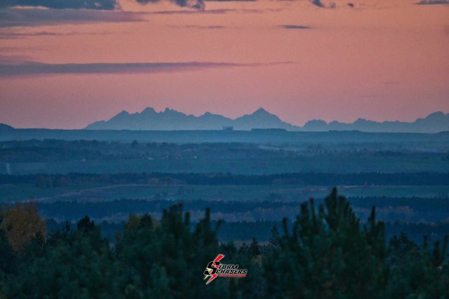 Widok na Tatry z miejscowości Cieśle w powiecie włoszczowskim 1 listopada 2023.