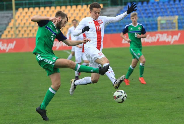 Reprezentanci Polski do lat 19 wygrali z Irlandią Północną i zapewnili sobie udział w Elite Round eliminacji mistrzostw Europy! Piłkarze Rafała Janasa zwyciężyli w Toruniu 1:0 po trafieniu Floriana Schikowskiego.