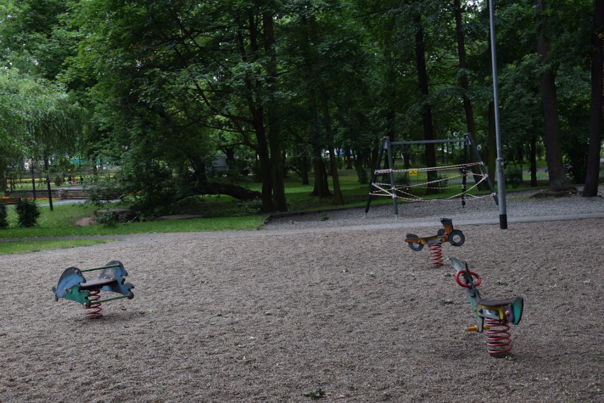 Zawiercie: plac zabaw w parku zamknięty. Stan urządzeń jest fatalny ZDJĘCIA