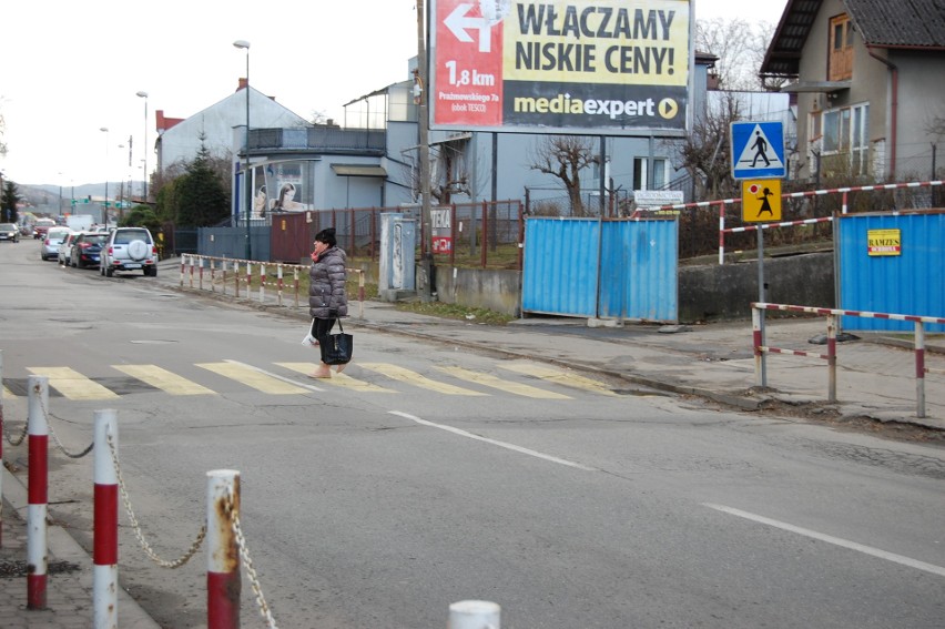 Nowy Sącz. Niebezpieczne przejście dla dzieci na ul. Nawojowskiej. Będzie „pan stopek”[ZDJĘCIA]