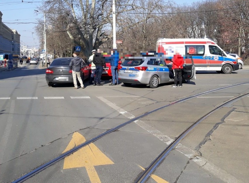 Groźny wypadek i objazdy tramwajów w centrum Wrocławia