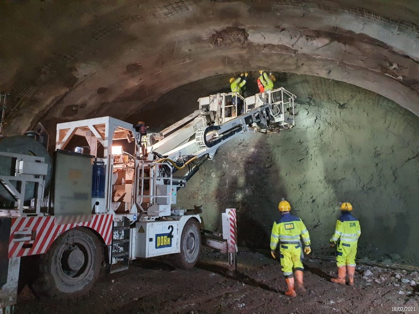 Budowa tunelu w masywie górskim na odcinku drogi ekspresowej...