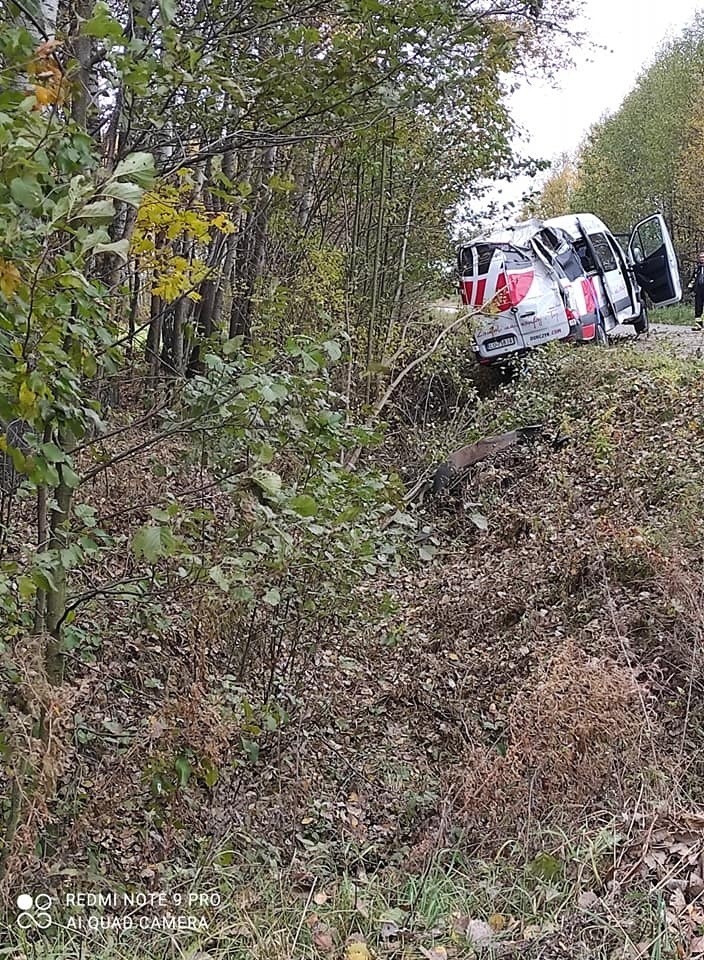 Wypadek w Wolkowych 19.10.2021. Bus wypadł z drogi. Przyczyną było najprawdopodobniej zaśnięcie za kierownicą. Zdjęcia