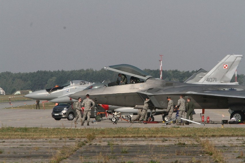 Supernowoczesne myśliwce F-22 Raptor wylądowały w Łasku [ZDJĘCIA]