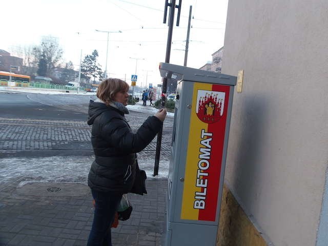 Mieszkańcy miasta korzystający z biletomatu mają możliwość zakupu biletu jedynie na okres trzydziestu dni, a nie na cały miesiąc z góry