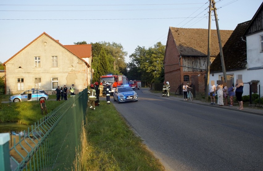 W Strzelinku koło Słupska kierowca przeszarżował i wjechał do stawu [ZDJĘCIA]