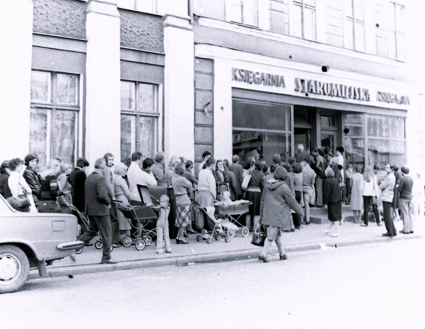 Rok 1976, kolejka przed „Księgarnią Staromiejską” w centrum...