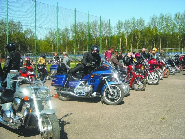 Na stadionie w Łapach królowały różnej maści motocykle. Spotkali się miłośnicy dawnych jak i nowoczesnych maszyn