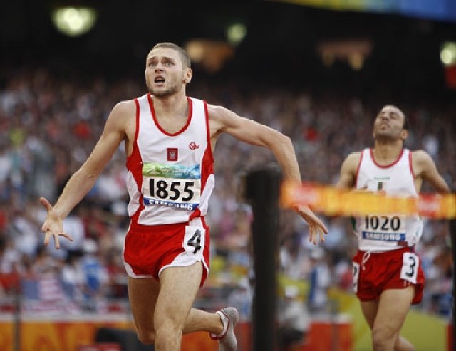 Marcin Awiżeń (na pierwszym planie) ustanowił wczoraj na igrzyskach paraolimpijskich rekord świata w biegu na 800 metrów wynikiem 1 minuta 52,35 s.