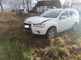 Wypadek w Sarbinowie: Mitsubishi uderzyło w drzewo. Kierująca trafiła do szpitala