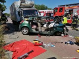 Mikołów. Groźny wypadek na DK44. Osobówka zderzyła się z ciężarówką na ulicy Gliwickiej. Stan młodego kierowcy jest krytyczny