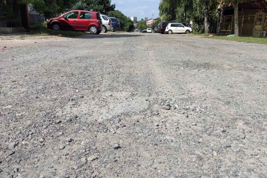 Mieszkańcy chcą asfaltu na Zamenhofa. Czekają na inwestycję od lat. Jakie plany ma w tej sprawie ratusz? 