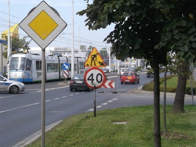 Wrocław: Remont studzienki na ul. Krakowskiej. Utrudnienia w ruchu (ZDJĘCIA)