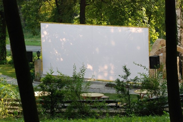 Wśród zieleni, pod gołym niebem mieszkańcy Ostrowca co tydzień mogą oglądać ciekawe projekcje filmowe.