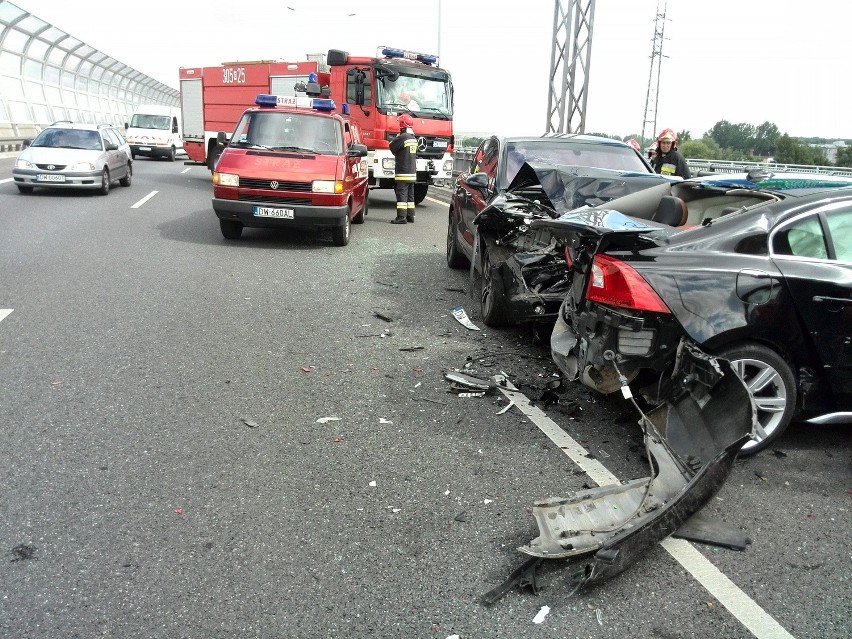 Karambol na AOW. Zderzenie 7 samochodów, 2 osoby ranne. Były duże utrudnienia w ruchu (ZDJĘCIA)