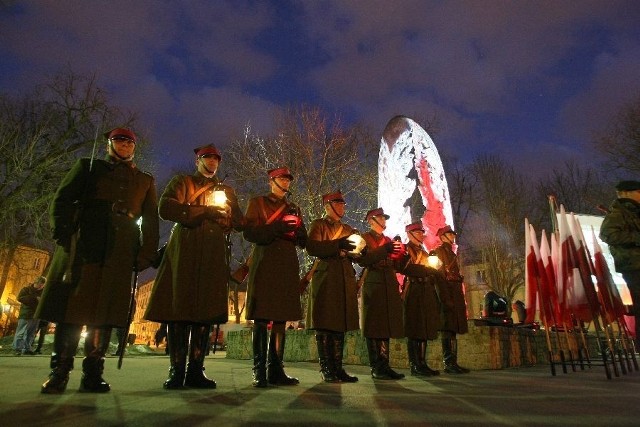 Podczas uroczystości przed pomnikiem Armii Krajowej oddano salwę honorową ku czci żołnierzy wyklętych.
