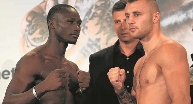 Kamil Szeremeta (z prawej) wciąż jest niepokonany na zawodowym ringu. Białostoczanin wygrał 12. pojedynek, tym razem z Gambijczykiem Patrickiem Mendym.
