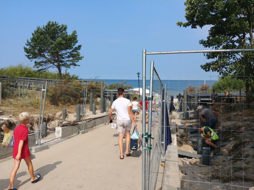 Okropny hałas na plaży w Międzyzdrojach. Turyści mają dość [ZDJĘCIA, WIDEO]