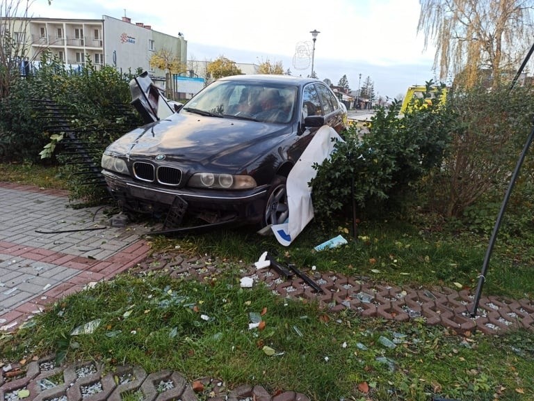 Sianożęty: BMW w wjechało w płot. Kierowca i pasażer pijani