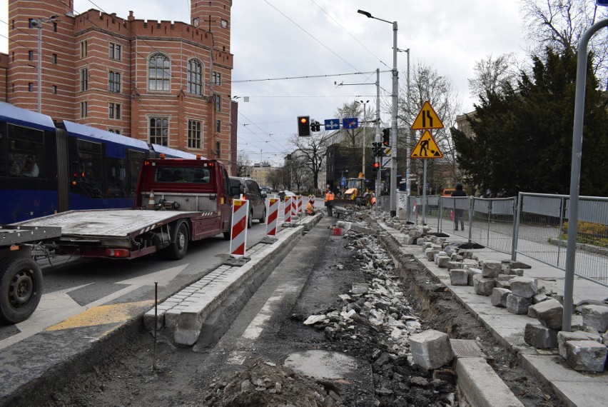 Nowa droga rowerowa w centrum Wrocławia. Mniej miejsca dla kierowców samochodów [ZDJĘCIA]