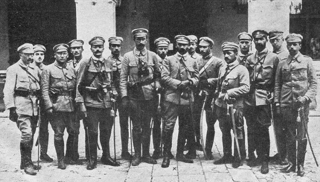 Komendant Józef Piłsudski ze swoim sztabem w sierpniu 1914 roku w Kielcach.