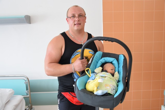 Mateusz Drabot, syn Jolanty i Marcina z Kamianki, urodził się 16 lipca, ważąc 3120 g i mierząc 53 cm. Chłopiec ma 3-letnią siostrę Maję.