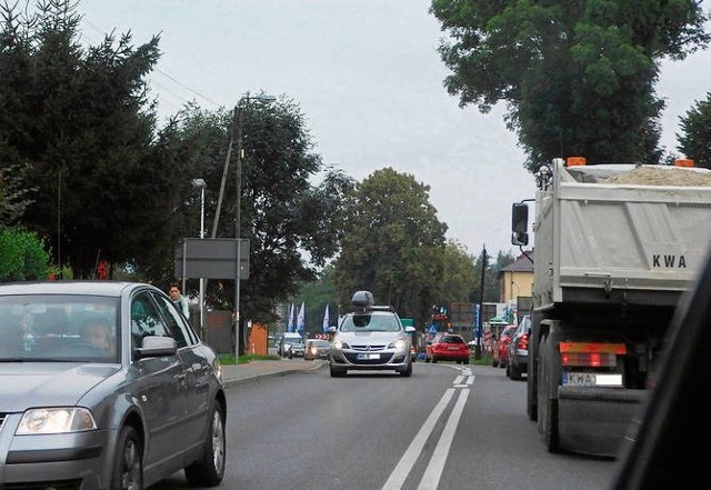 DK 28. Korek w stronę miasta zaczynał się tu już w Tomicach