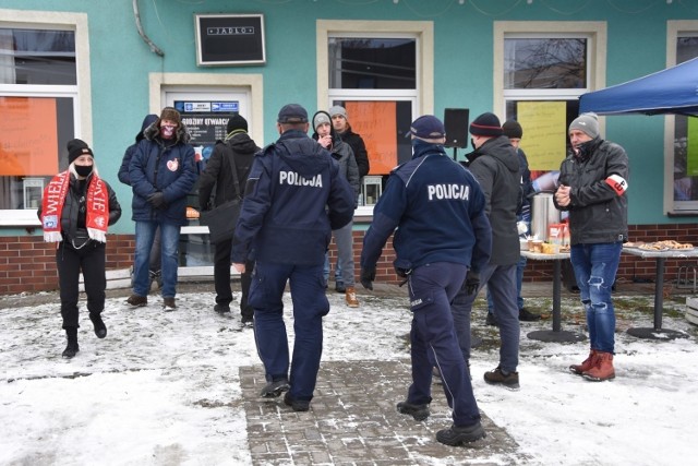 Nie tylko pracownicy poznańskiego sanepidu w ten weekend przeprowadzili kontrole. Pracownicy sanepidu w towarzystwie policjantów pojawili się także w restauracji Smaczne Jadło w Nowym Tomyślu. Zostali wygwizdani przez gości lokalu. 
