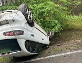 Osobowe auto dachowało w powiecie drezdeneckim. Policja czeka na informacje o stanie kierowcy