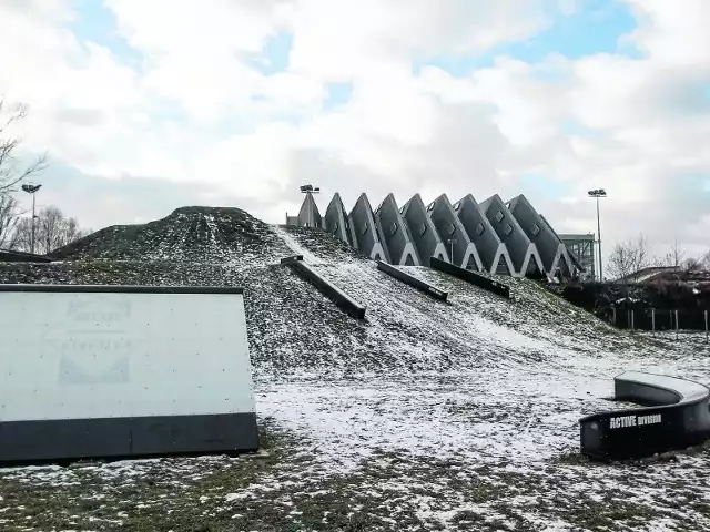 Budowa snowparku kosztowała 191 tys. zł. Tor składa się z najazdu, 9 przeszkód i posiada system sztucznego naśnieżania.